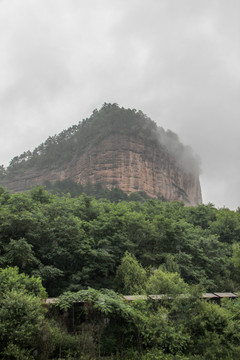 中国甘肃天水麦积烟雨的麦积山