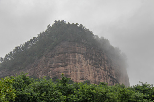 中国甘肃天水麦积烟雨的麦积山