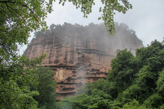 中国甘肃天水麦积烟雨的麦积山