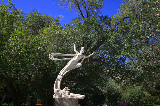 莫高窟广场上的飞天雕像