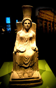 帕埃斯图姆赫拉雕像
