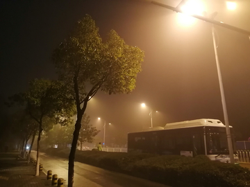 冬天雨雾中的武汉街头
