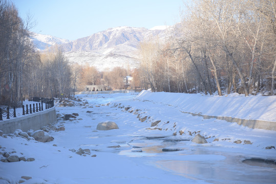 新疆阿勒泰城郊冰雪覆盖的河道