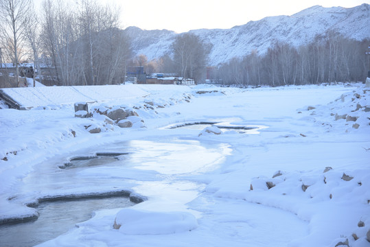 新疆阿勒泰城郊冰雪覆盖的河道