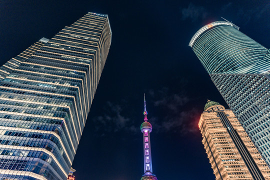 上海浦东摩天楼夜景仰拍