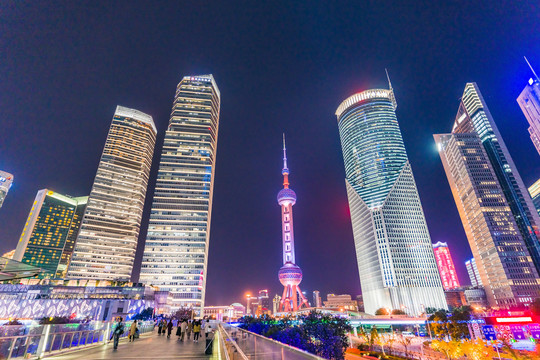 仰拍上海浦东陆家嘴夜景