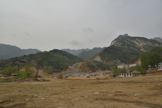 漫山花溪谷