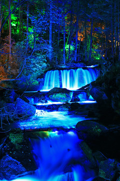 森林小溪瀑布灯光夜景