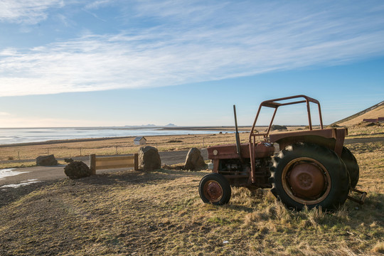 冰岛的草地农场和山坡上的拖拉机