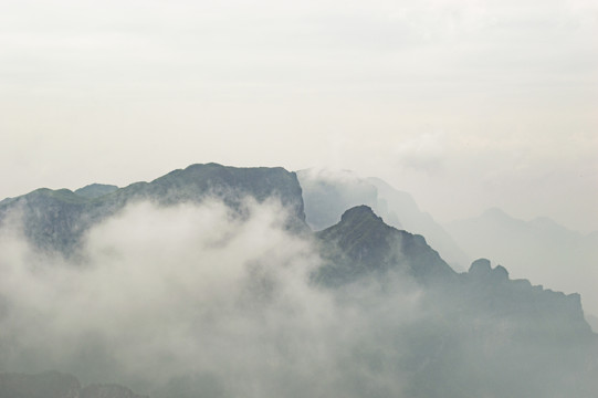 云雾中的山峰