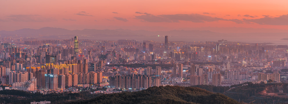 远眺昆明城市全景风光