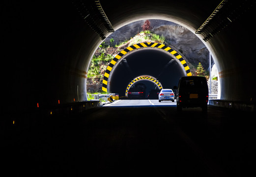 隧道口