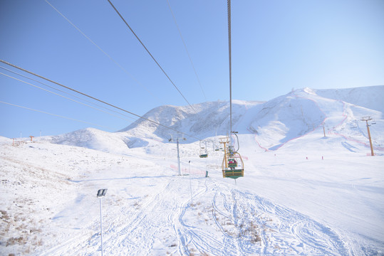 中国新疆阿勒泰将军山滑雪场索道