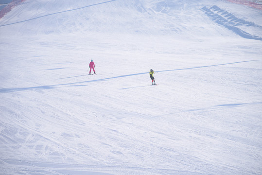 滑雪道下坡的滑雪者