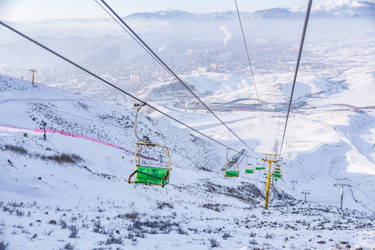 中国新疆阿勒泰将军山滑雪场索道