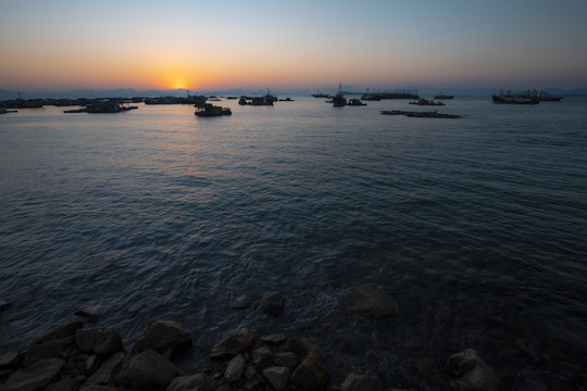 日落下渔船停靠的渔港