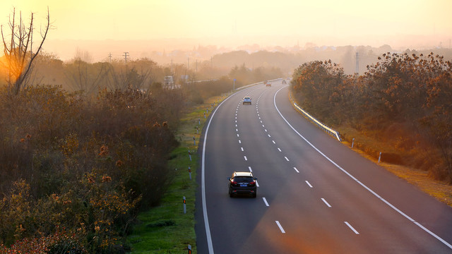 高速公路两侧的秋景