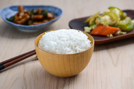 桌上的白米饭和小菜