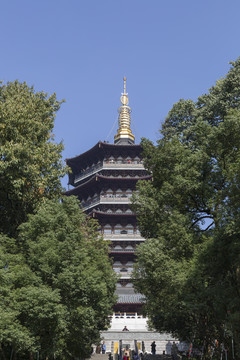 仰拍雷峰塔