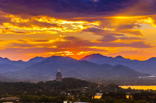 俯瞰雷峰塔日落自然景观