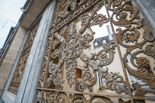 欧式大门的古典木雕栏杆