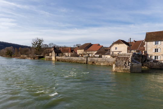 河流边上的欧洲乡村小镇