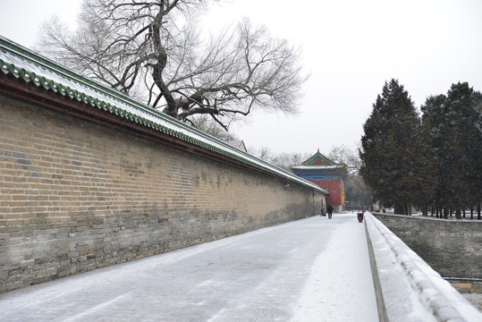 院墙雪景