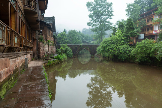 雨中的上里古镇