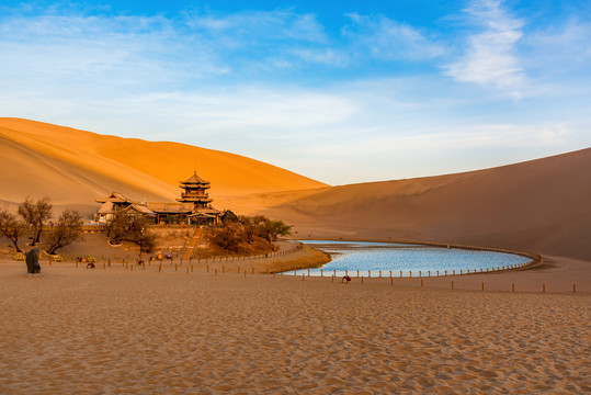 敦煌鸣沙山月牙泉全景