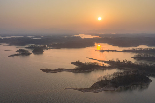 浮光跃金南湾湖