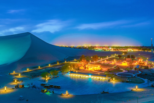 敦煌鸣沙山与城市建筑夜景