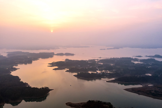 金波闪烁南湾湖