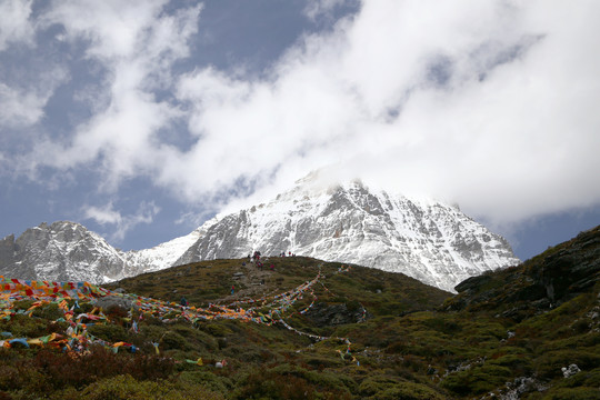 央迈勇雪峰