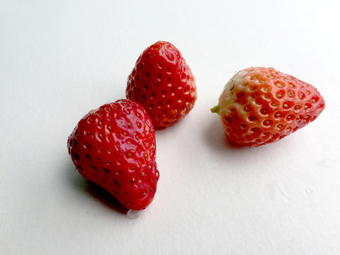 三个新鲜草莓