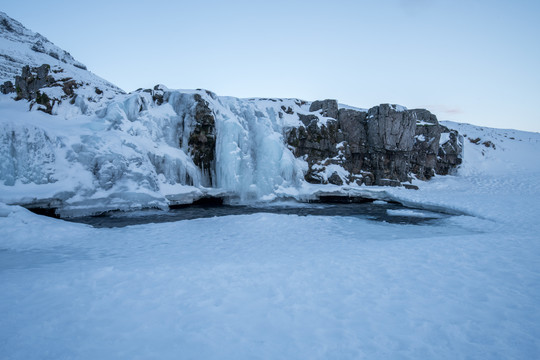 冰岛草帽山冬季结冰的瀑布