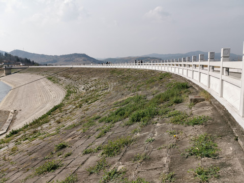 水库坝体石栏