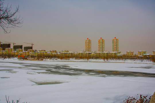 鞍山万水河多高建筑与河上冰雪