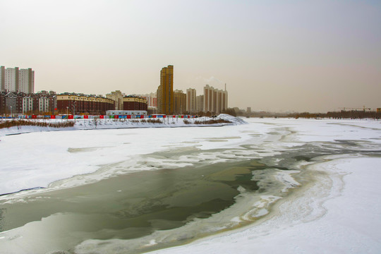 鞍山万水河河上冰雪与石桥住宅