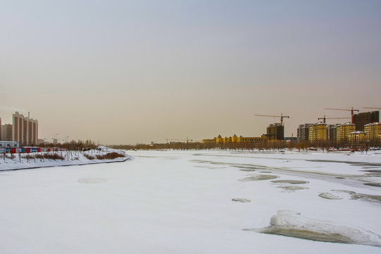 鞍山万水河河上雪地与岸上建筑