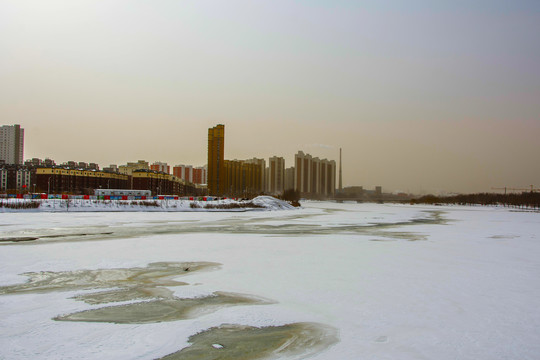 鞍山万水河雪地河道与岸边住宅