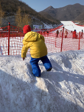 玩雪的孩子