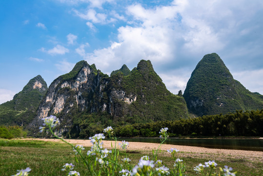 蓝天白云下的阳朔九马画山景区