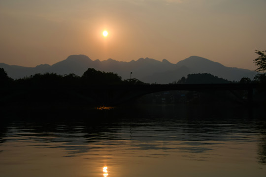 山景河畔日落风光