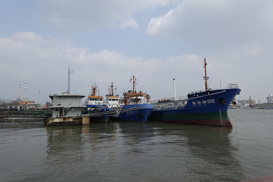停靠在杨浦滨江岸边的油船