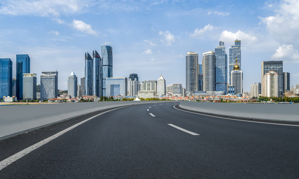 公路弯道和现代建筑背景