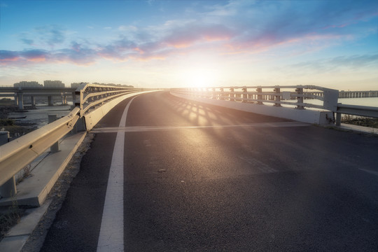 高速公路和天空云彩