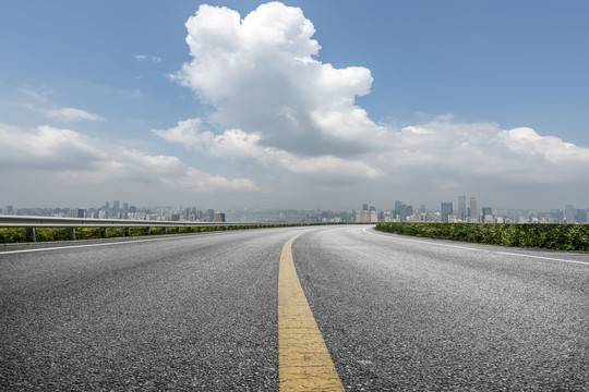 公路弯道和城市景观