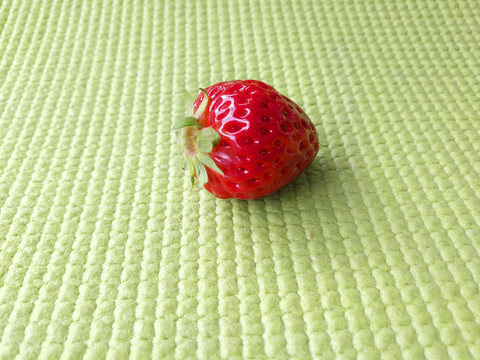 一颗红颜草莓