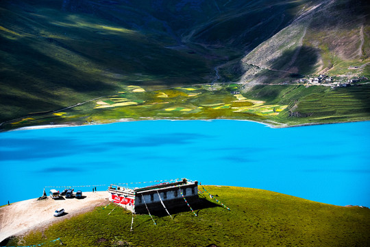 中国西藏羊卓雍错高原湖泊风光