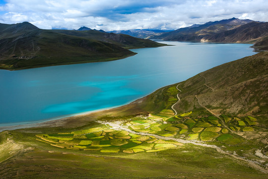 中国西藏羊卓雍错高原湖泊风光